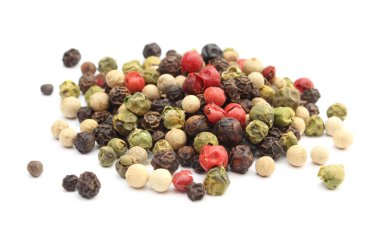 Beyaz arka plan üzerinde izole karışık biber