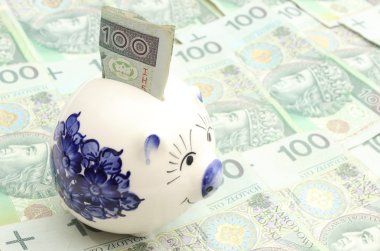 kumbara ve para kağıt yığını