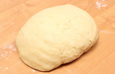 ahşap masanın üzerinde yatan Maya kek