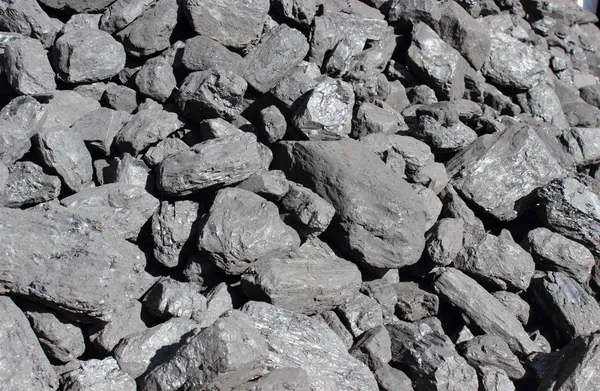 Stack of large and black coal lumps prepared for winter — Stock Photo, Image