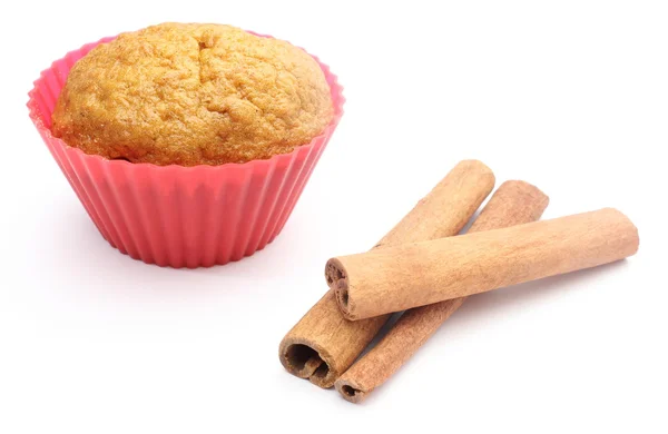 Vers gebakken wortel muffin en kaneelstokje. witte achtergrond — Stockfoto