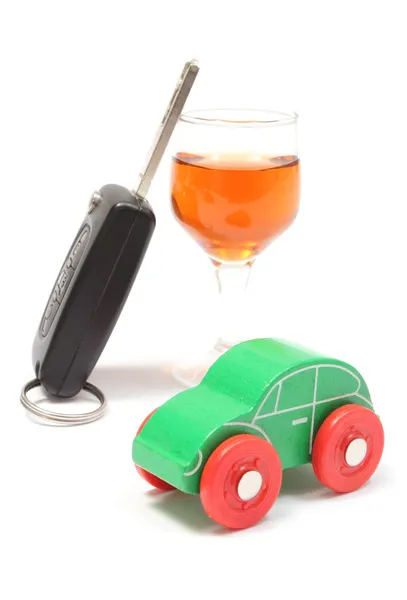 玩具车，把车钥匙和杯酒。白色背景 — 图库照片