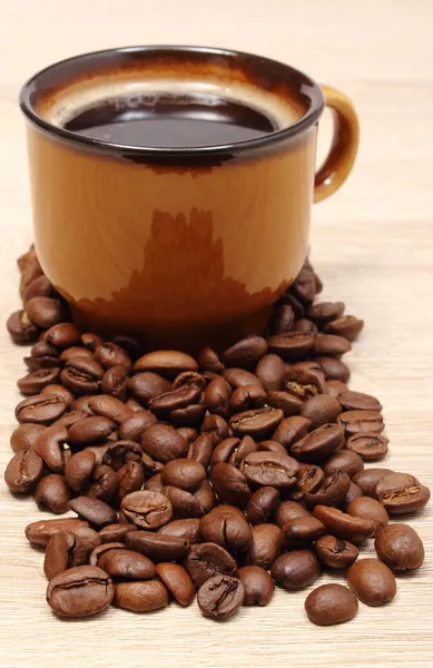 Koffie korrels en kopje drank — Stockfoto