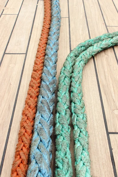 Closeup of colorful thick ropes on sailboat — Stock Photo, Image