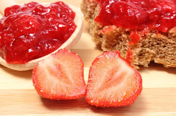 신선한 과일과 나무 절단 보드에 딸기 잼 — 스톡 사진