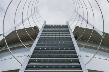 Hasattan sonra tahıl depolamak için ambardaki merdiven. Tarımsal donanım kavramının ayrıntıları