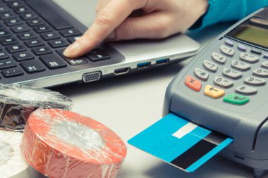 Kredi kartı ile ödeme terminali mağazadan alışveriş için nakit ödemelerde kullanılan bir cihaz. Finans ve bankacılık kavramı