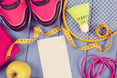 Spor ayakkabıları, spor malzemeleri ve taze elma için farklı aksesuarlar. Sağlıklı spor yaşam tarzları