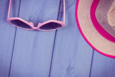 Tahta tahtalarda güneş gözlüğü ve hasır şapka. Yaz için aksesuarlar. Rahatlama zamanı. Metin veya yazı için yer