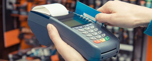 Mão Mulher Usando Terminal Pagamento Com Cartão Crédito Cashless Pagando — Fotografia de Stock
