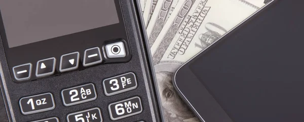 クレジットカードリーダー Nfc技術と通貨ドルと携帯電話 現金又はキャッシュレス決済の概念 — ストック写真