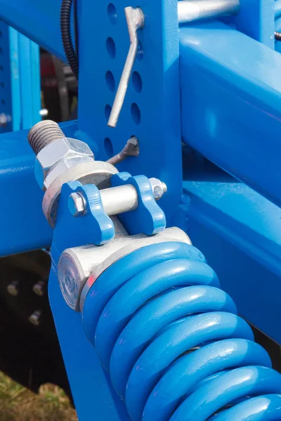 Mola Aço Azul Grande Dura Como Parte Detalhe Máquina Industrial — Fotografia de Stock