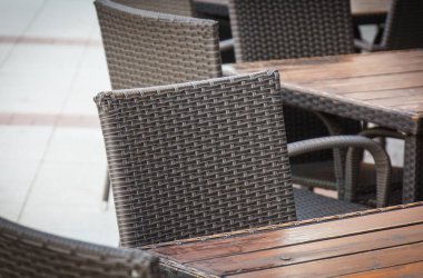 Swinoujscie, West Pomeranian - Polonya - 16 Haziran 2021: Hasır veya rattan yapılmış sandalyeler ve restoran veya kafe terasında masalar. Temiz havada dinlenme zamanı.
