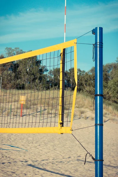 Red Amarilla Voleibol Sobre Arena Playa Deporte Recreación Estilos Vida — Foto de Stock