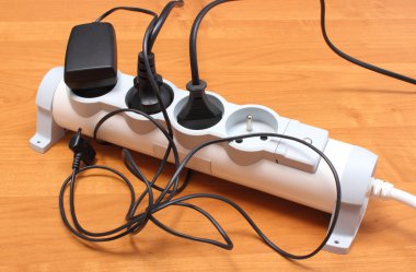 elektrik kablosu kavramı enerji tasarrufu, elektrik prizine bağlı