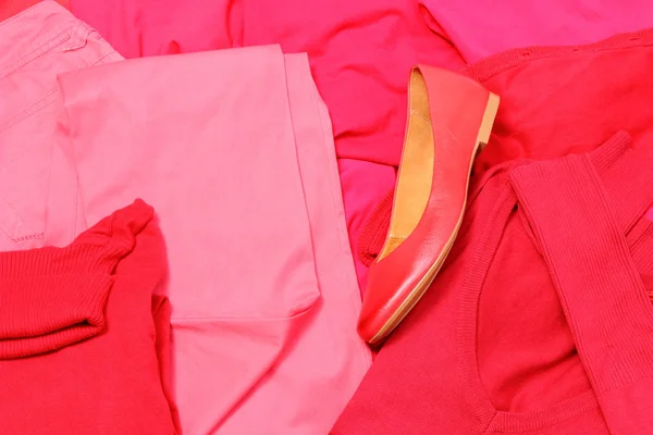 Haldy červené a růžové šaty s ženské boty — Stock fotografie