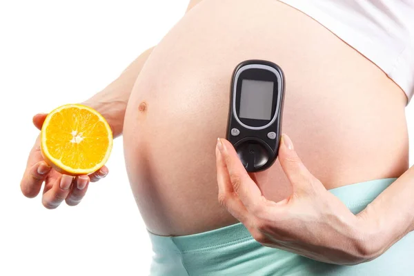 Terhes Aki Friss Narancs Glükózmérőt Tart Cukorszint Egészséges Táplálkozás Fogalma — Stock Fotó