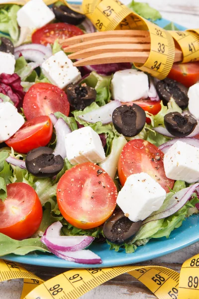 Cinta Métrica Ensalada Griega Fresca Con Queso Feta Verduras Como —  Fotos de Stock