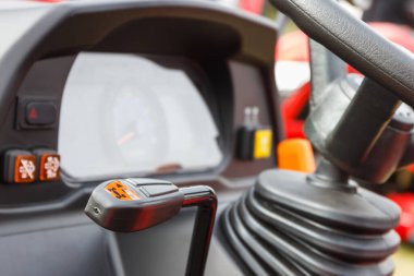 Forklift, traktör, kazıcı veya diğer tarım ve sanayi makinelerinde direksiyon ve işletim kontrol kolları