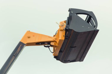 Kazı küreği ya da buldozer. Endüstriyel makinede kullanılan hidrolik ve pnömatik mekanizmanın detayları. Teknoloji