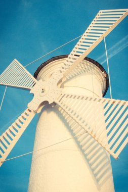 Swinoujscie, Batı Pomeranya - Polonya - 14 Haziran 2021: Yel değirmeni Stawa Mlyny 'de gün batımında. Karakteristik yön bulma işareti ve deniz feneri