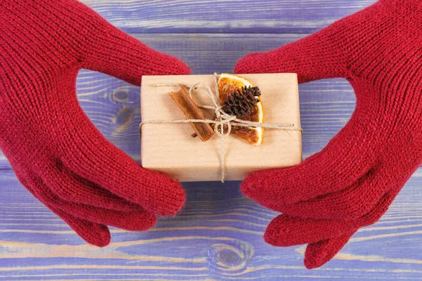 Χέρια Της Γυναίκας Κόκκινο Μάλλινα Γάντια Κρατώντας Διακόσμηση Δώρο Για — Φωτογραφία Αρχείου