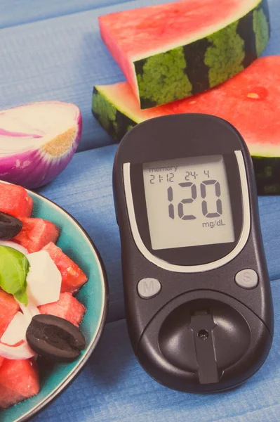 砂糖レベルとフェタチーズとスイカの夏のサラダをチェックするためのグルメ 糖尿病の概念の間の健康な食糧 — ストック写真
