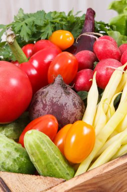 Doğal mineral ve vitamin kaynağı olarak taze taze sebzeler. Zayıflamak ve diyet yapmak için en iyi yiyecek.