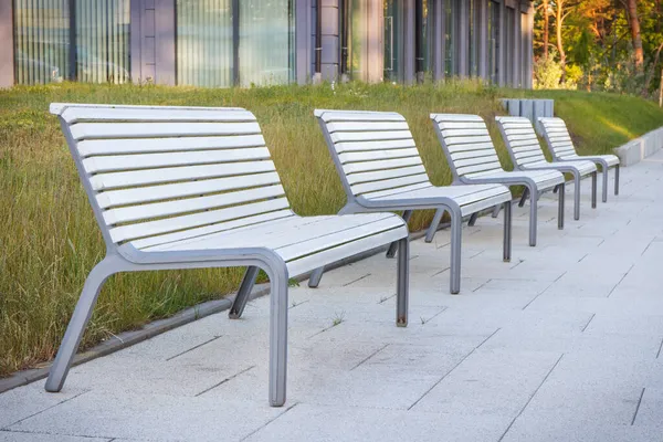 Swinoujscie, Batı Pomeranya - Polonya - 16 Haziran 2021: Kentin merkezindeki yeni ünlü gezinti güvertesinde dinlenmek için banklar. Tatil ve dinlenme zamanı