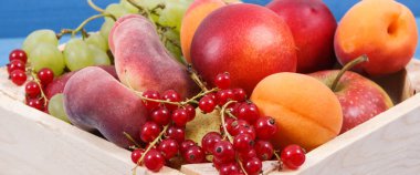 Doğal mineraller ve vitaminler olarak taze olgun meyveler. Sağlıklı yaşam tarzları, zayıflama ve diyet