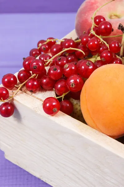 Montón Frutas Naturales Frescas Caja Madera Alimentos Nutritivos Que Contienen —  Fotos de Stock