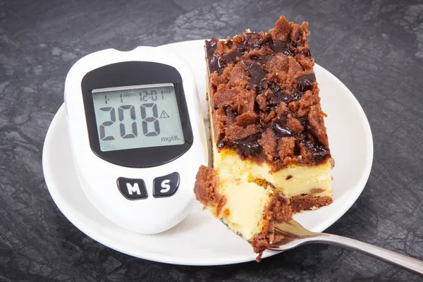 Glukometer Złym Wynikiem Pomiaru Poziomu Cukru Świeżo Upieczonego Sernika Dieta — Zdjęcie stockowe