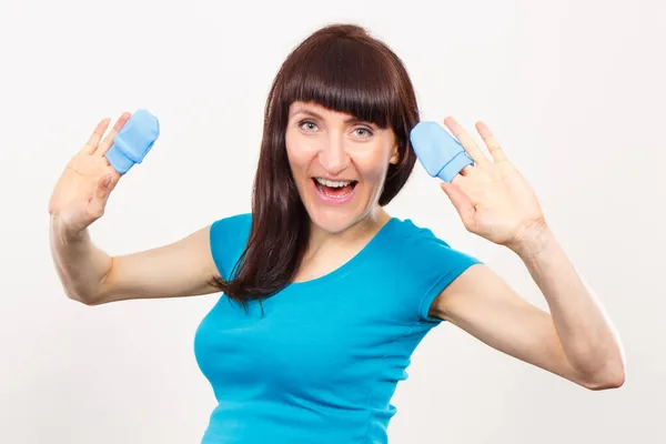 Szczęśliwy Uśmiechnięta Kobieta Ciąży Niebieską Wstążką Brzuchu Trzymając Rękawice Dla — Zdjęcie stockowe