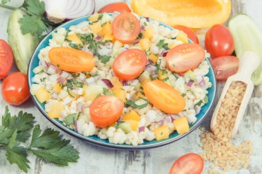 Diyet ve zayıflama için en iyi yiyecek olarak bulgur groats ve sebzeli taze salata. Kaynak mineraller ve vitaminler