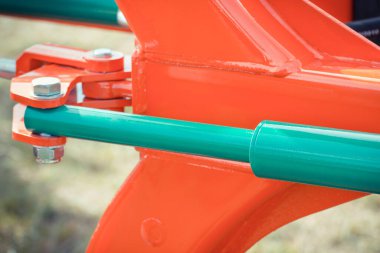 Makinedeki endüstriyel hidrolik ve pnömatik mekanizmanın bir parçası olarak piston ya da aktüatör. Makine ve teknoloji.