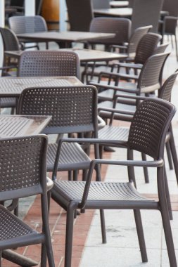 Swinoujscie, West Pomeranian - Polonya - 16 Haziran 2021: Şehir merkezindeki açık hava restoranında veya kafede plastik sandalyeler ve masalar. Rahatlama zamanı.