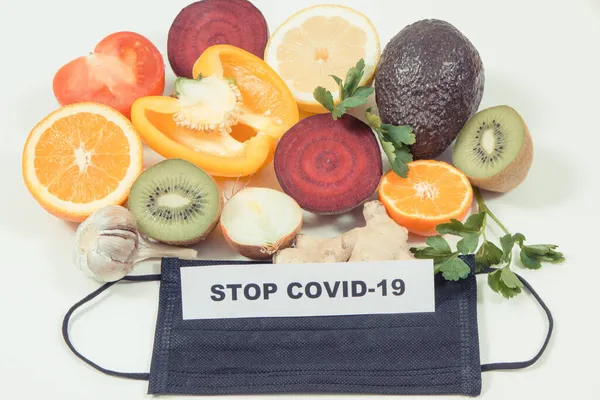 Yazıtlar Covid Taze Meyveler Sebzelerle Koruyucu Maskeyle Duruyor Doğal Sağlıklı — Stok fotoğraf