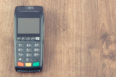 Kredi kartı okuyucu, nakit ödemelerde kullanılan bir cihaz. Ödeme terminali. Finans ve bankacılık kavramı. Metin veya yazı için yer