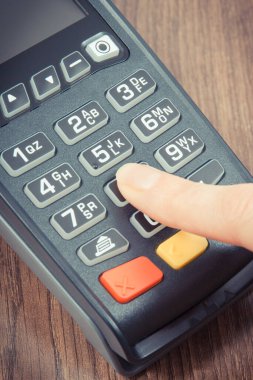 PIN kodunu girmek için kredi kartı okuyucu kullanan bir kadın. Nakitsiz ödeme. Finans ve bankacılık kavramı