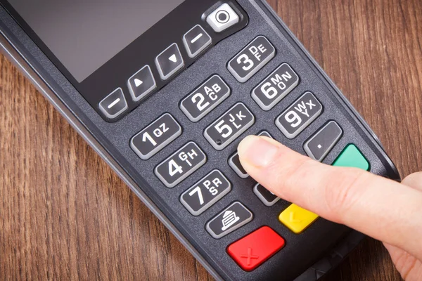 支付终端和手指输入Pin代码 信用卡阅读器用于无现金支付 财务概念 — 图库照片