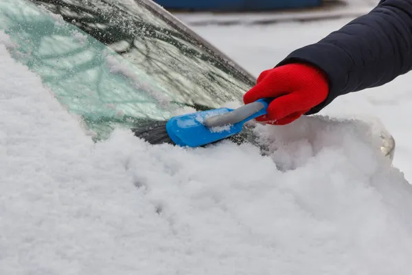 Hand Der Frau Mit Pinsel Und Schnee Von Auto Und — Stockfoto