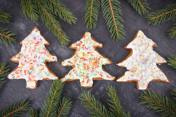 Nybakat Hembakat Pepparkaksbröd Med Dekorationer Och Gröna Grangrenar Juletid — Stockfoto