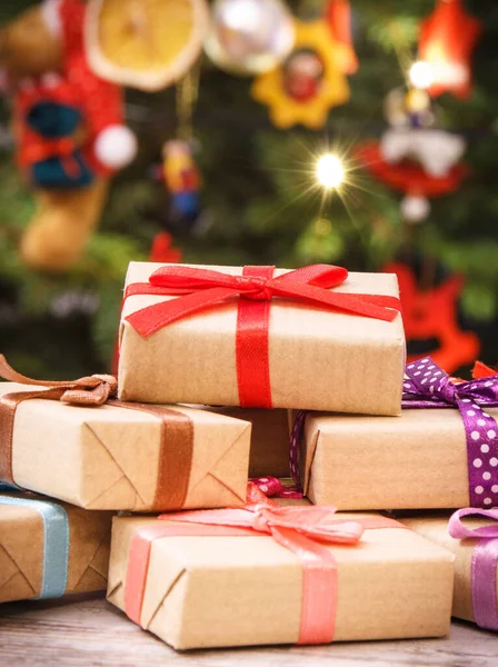 Δώρα Τυλιγμένα Πολύχρωμες Κορδέλες Για Χριστουγεννιάτικο Δέντρο Και Χριστουγεννιάτικο Δέντρο — Φωτογραφία Αρχείου