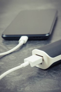 Dış siyah enerji bankası boş akıllı telefon veya cep telefonunu şarj ediyor