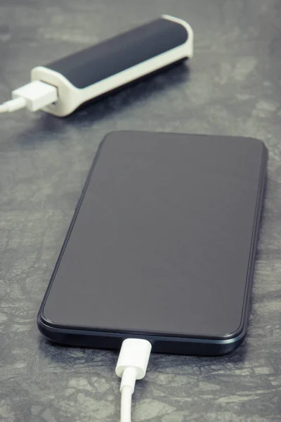 External Black Powerbank Charging Empty Battery Smartphone Mobile Phone — Stock Photo, Image