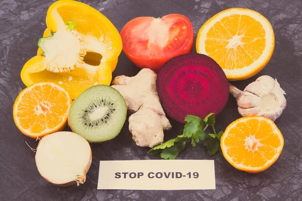 Inscription Arrêter Covid Fruits Frais Mûrs Sains Avec Des Légumes — Photo