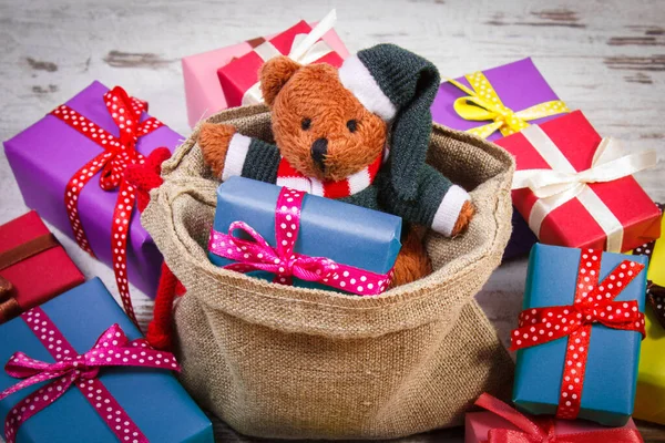 Legrační Medvídek Zabalené Barevné Dárky Vánocům Narozeninám Valentines Jinou Oslavu — Stock fotografie