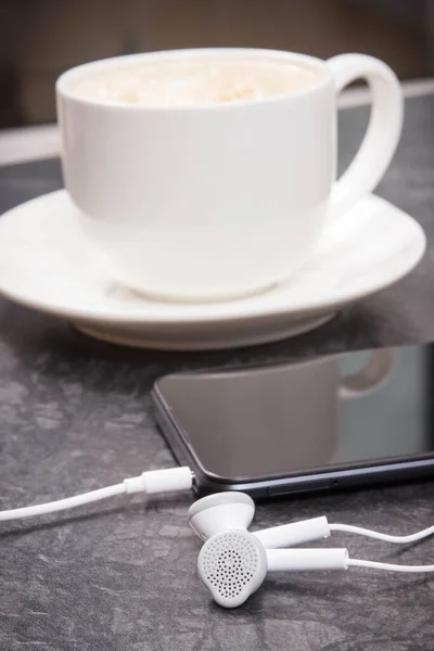 Черный Мобильный Телефон Подключенными Наушниками Чашка Кофе Молоком Время Отдыха — стоковое фото