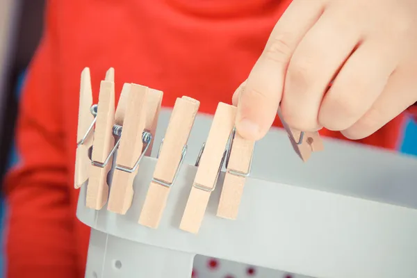 Preescolar Jugando Con Clip Madera Desarrollo Habilidades Motoras Para Niños — Foto de Stock