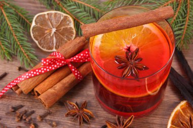 Noel için sıcak şarap ya da kış akşamı ahşap kalas, ladin dalları ve baharatlar, vanilyalı vanilyalı karanfil ve taze portakal.